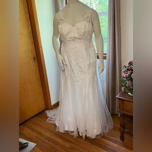 Beautiful size 18W ivory wedding gown